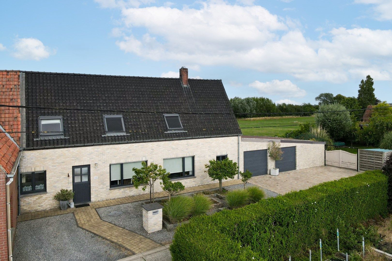 Hoofdfoto van de publicatie: Rustig gelegen halfopen gezinswoning met ruime tuin en garage