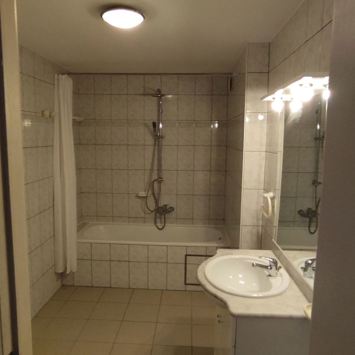 Verzorgd duplexappartement op wandelafstand van Genk foto 12