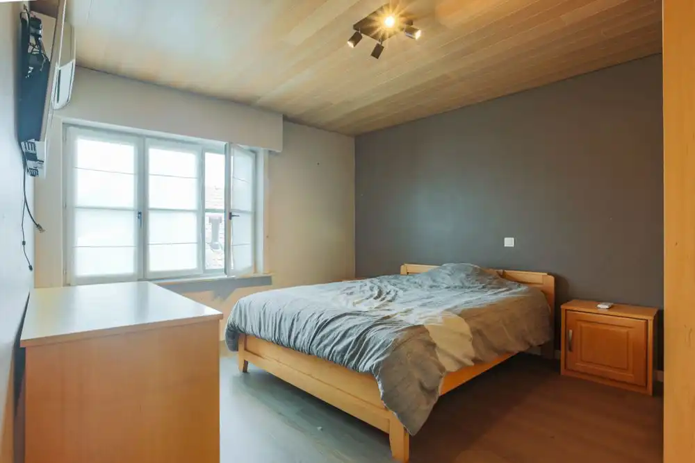 Ruime halfopen woning met garage, carport en tuin foto 13