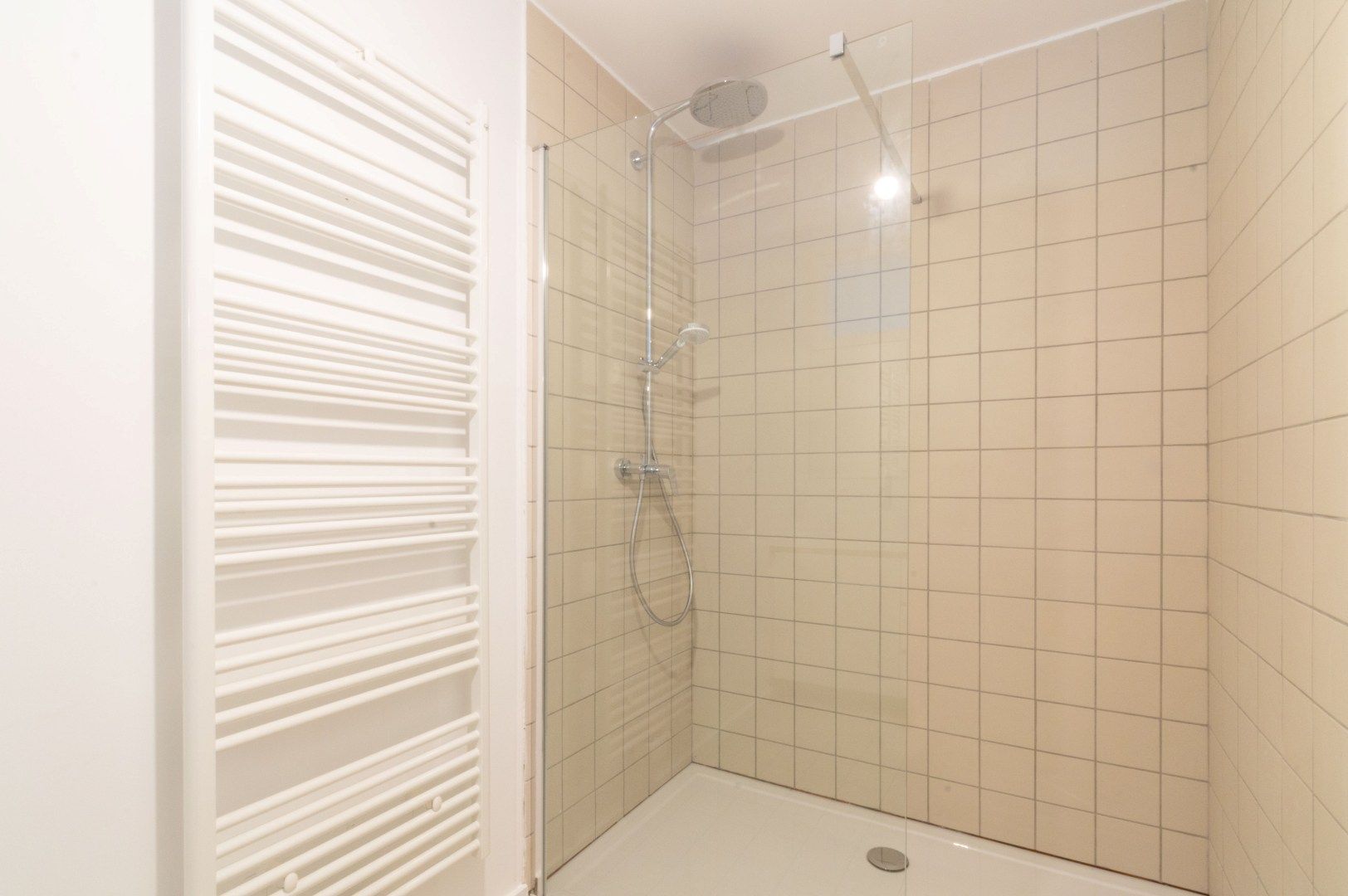 Een vernieuwbouwde, energiezuinige stadswoning met 3 slaapkamers foto 5