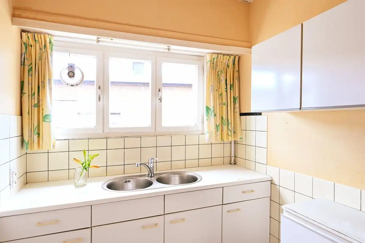 Lichtrijk te renoveren hoekappartement in hartje Brasschaat foto 9