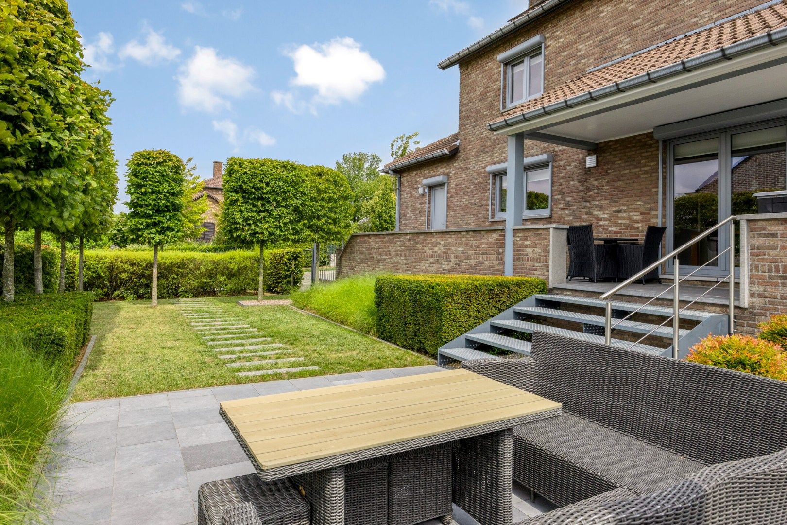 Ruime open bebouwing met zonnige tuin en mogelijkheid praktijkruimte foto 2