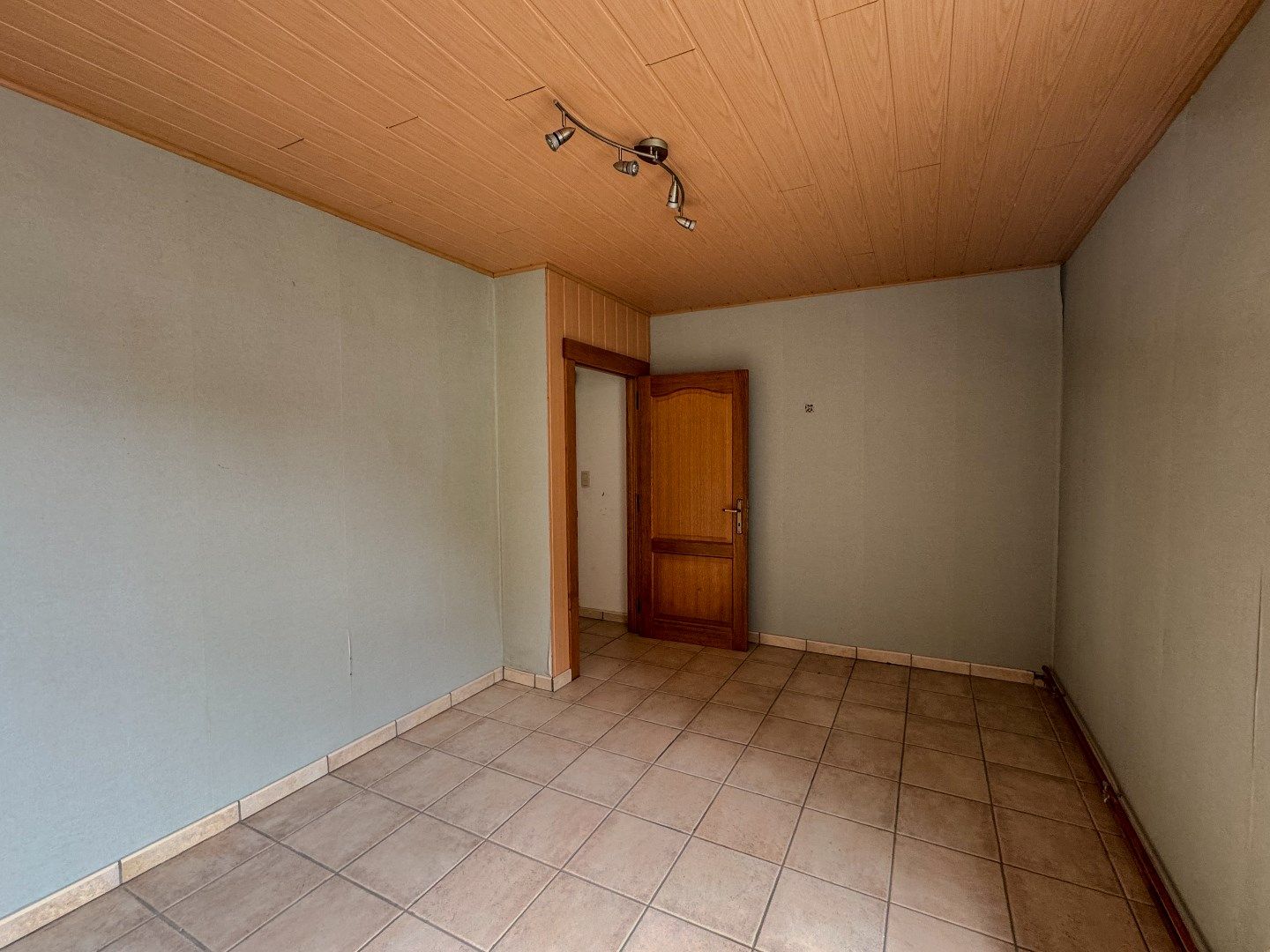 Landelijke woning met 3 slaapkamers, tuin, kotterijen en garage. foto 12
