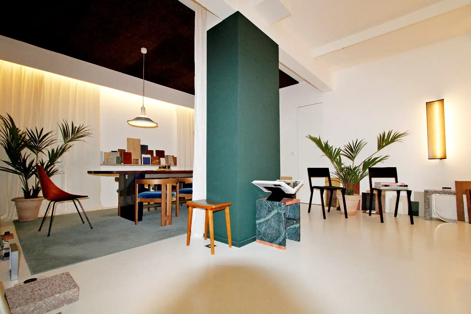 Ingericht en gemeubeld handelspand in een zijstraat van de Dumortierlaan te huur  foto 2