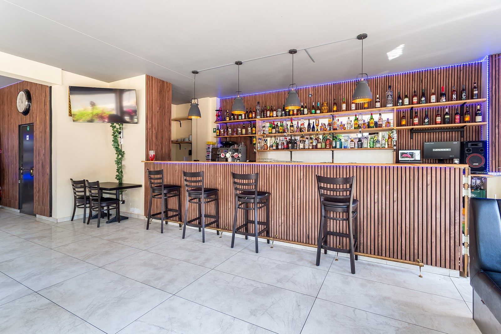 Lichtrijk hoek appartement met karakter!  foto 7