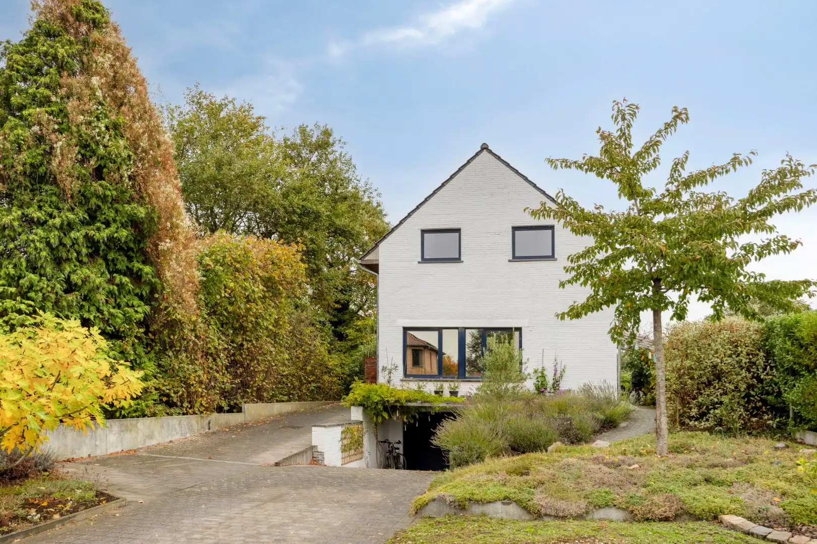 Open bebouwing met 4 slaapkamers, bureau, garage en prachtige tuin in Boutersem – EPC 158 kWh/m² - bewoonbare opp. 282 m² foto {{pictureIndex}}