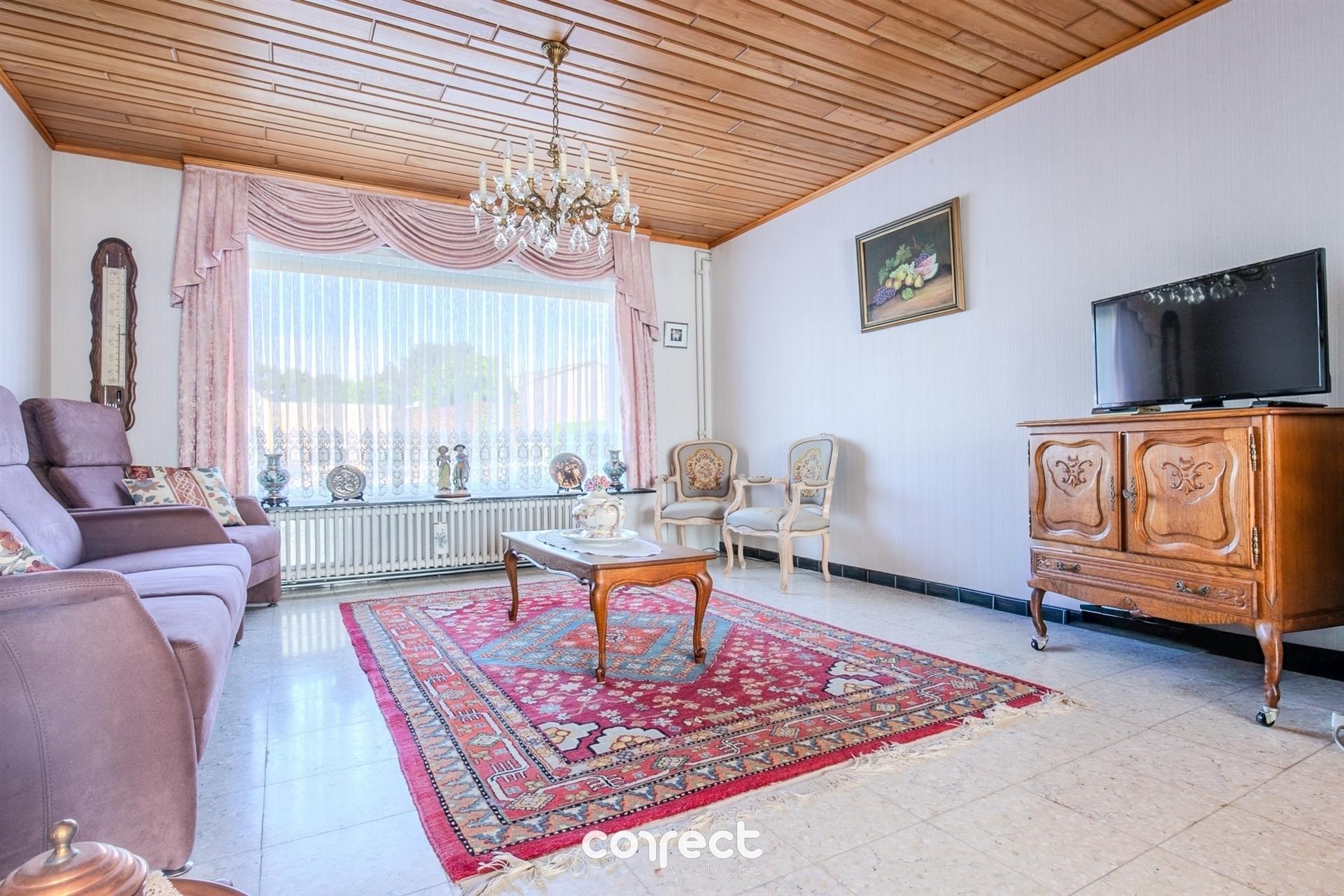 Goed onderhouden halfopen bebouwing met 4 slaapkamers, dubbele garage en tuin, vlakbij het centrum. foto 3