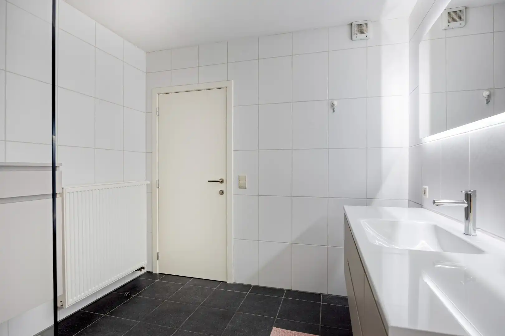 Gelijkvloers appartement met 2 slpk, 2 parkings en 2 kelderbergingen. foto 22