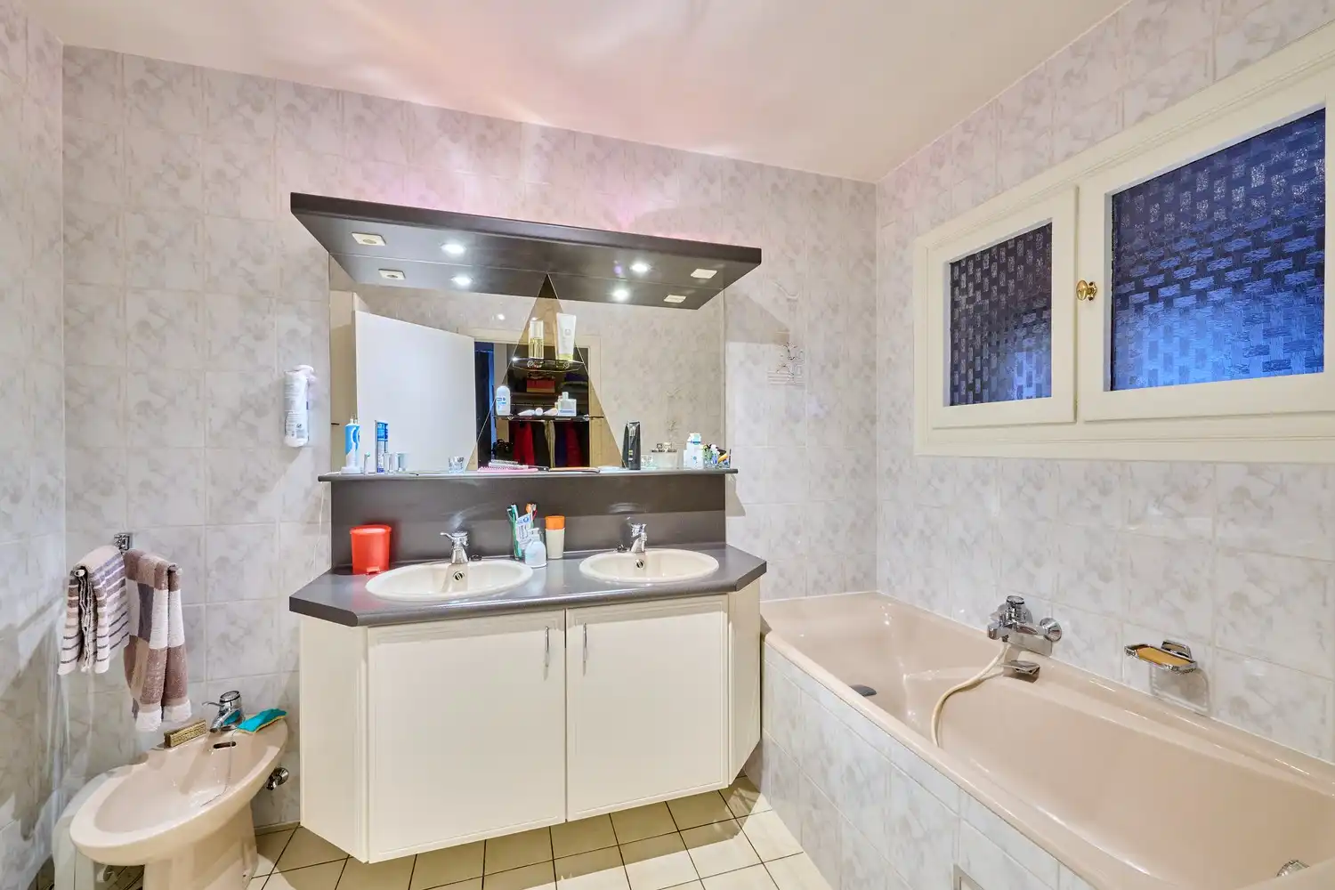 Residentieel en op een uitgestrekt perceel gelegen vernieuwde woning met 3/4 slaapkamers foto 14