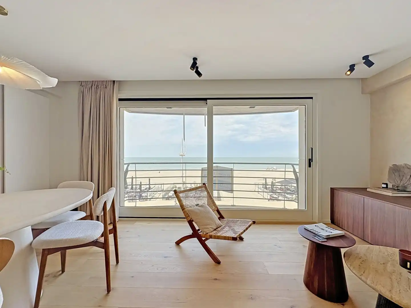 Gerenoveerd appartement op de zeedijk van Koksijde. foto 6