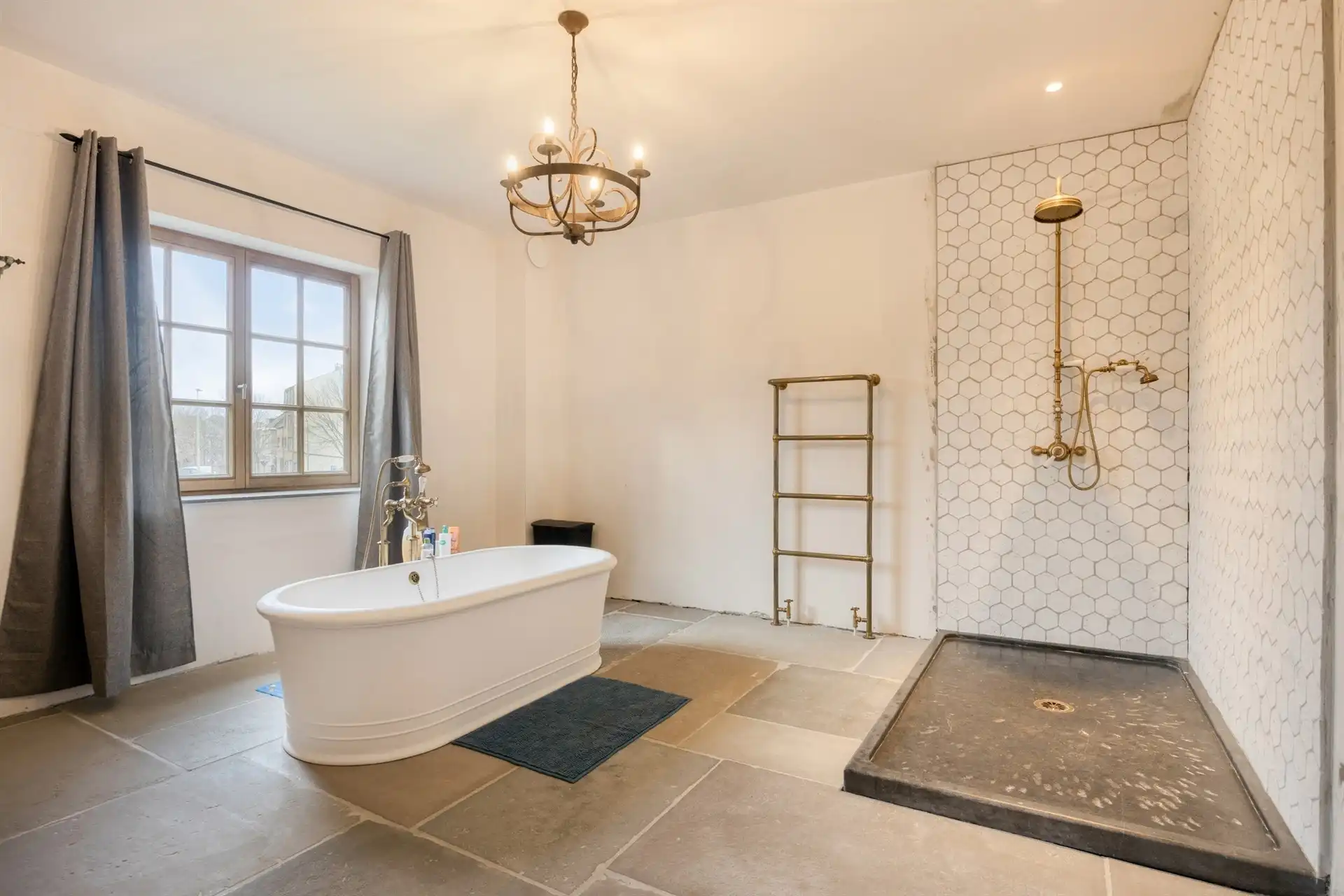 Volledige gerenoveerde woning met loods foto 27