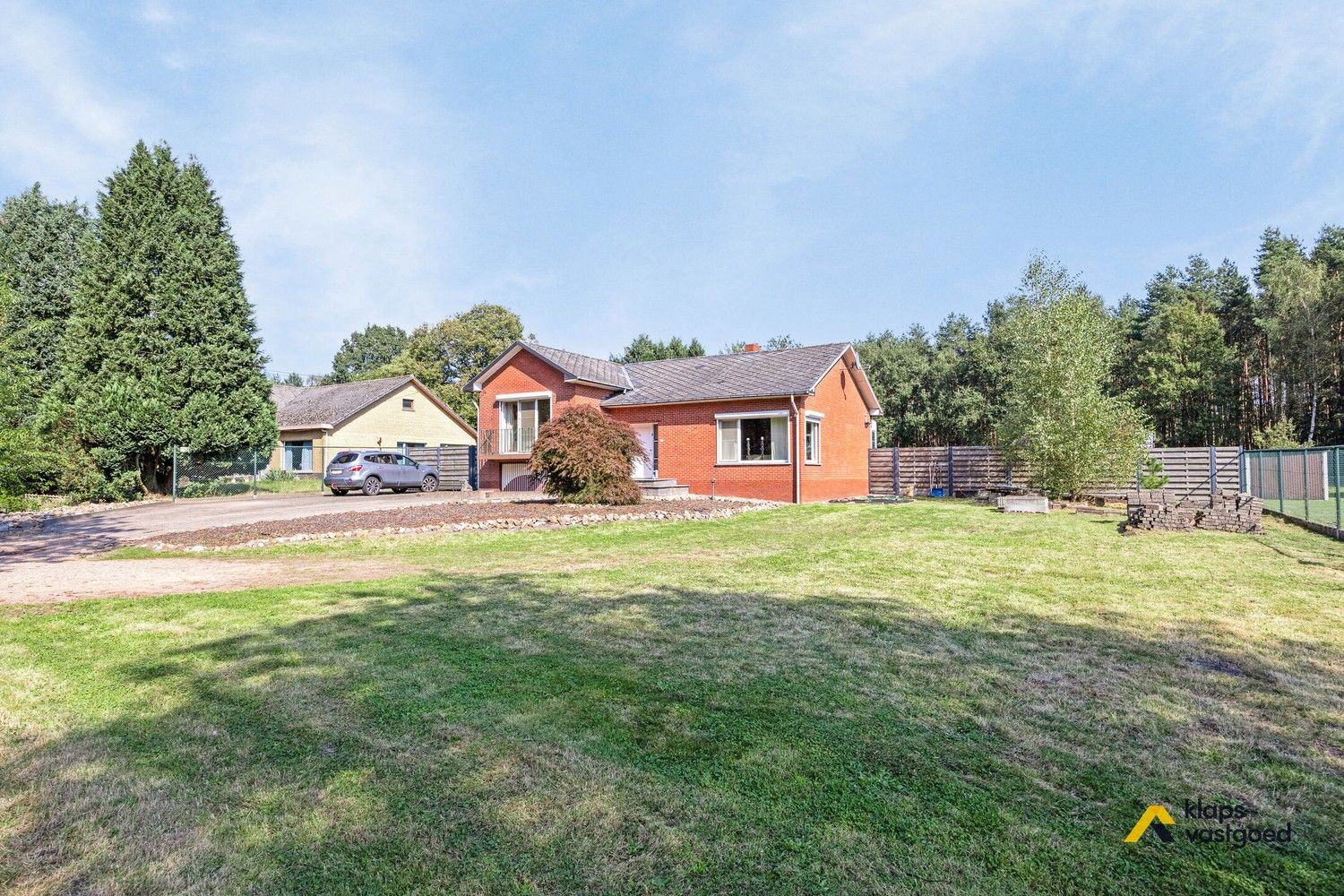 Split level woning met 3 slaapkamers en zwembad op mooi perceel van bijna 17a foto 1