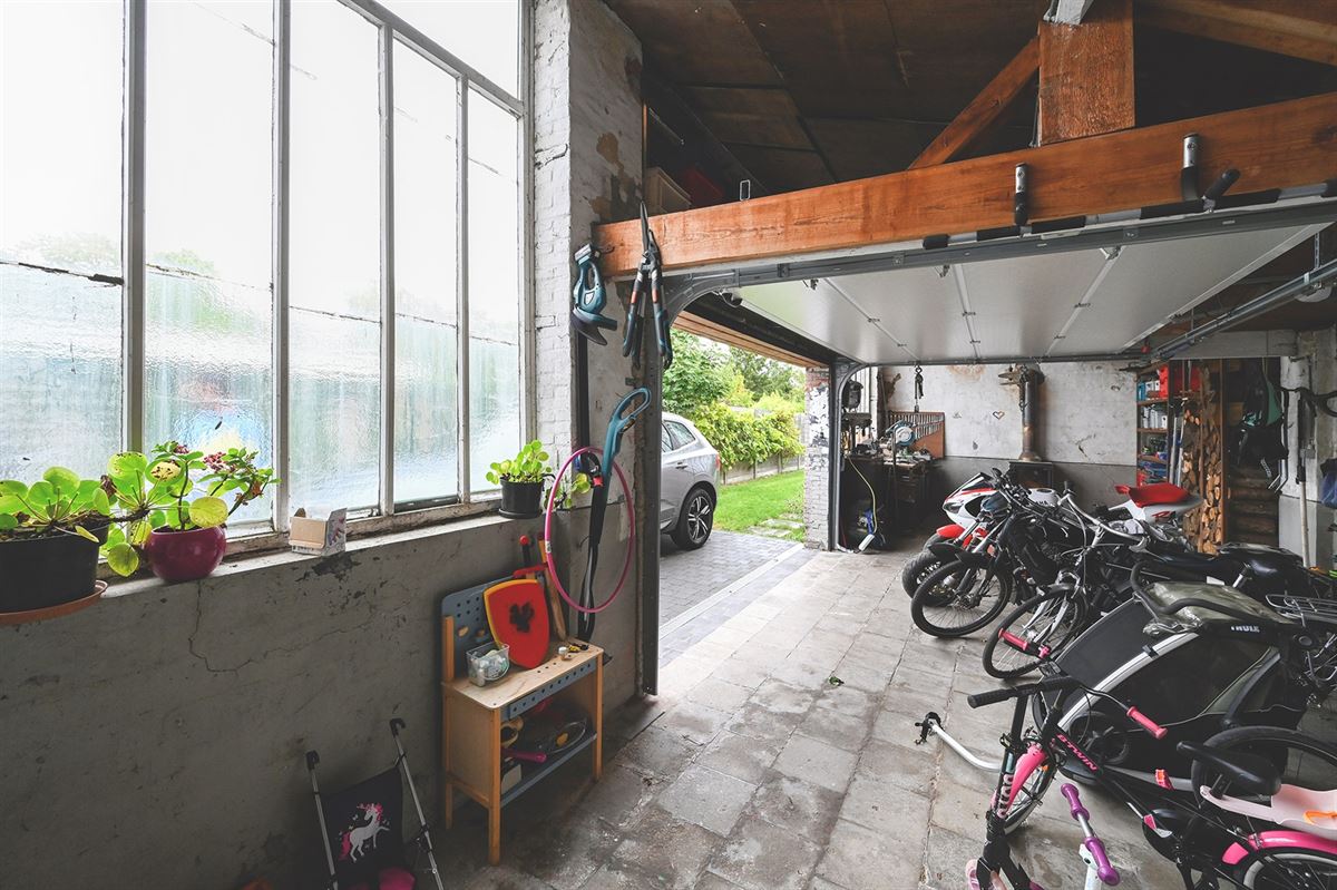Geheel gerenoveerde gezinswoning met ruime garage foto 35