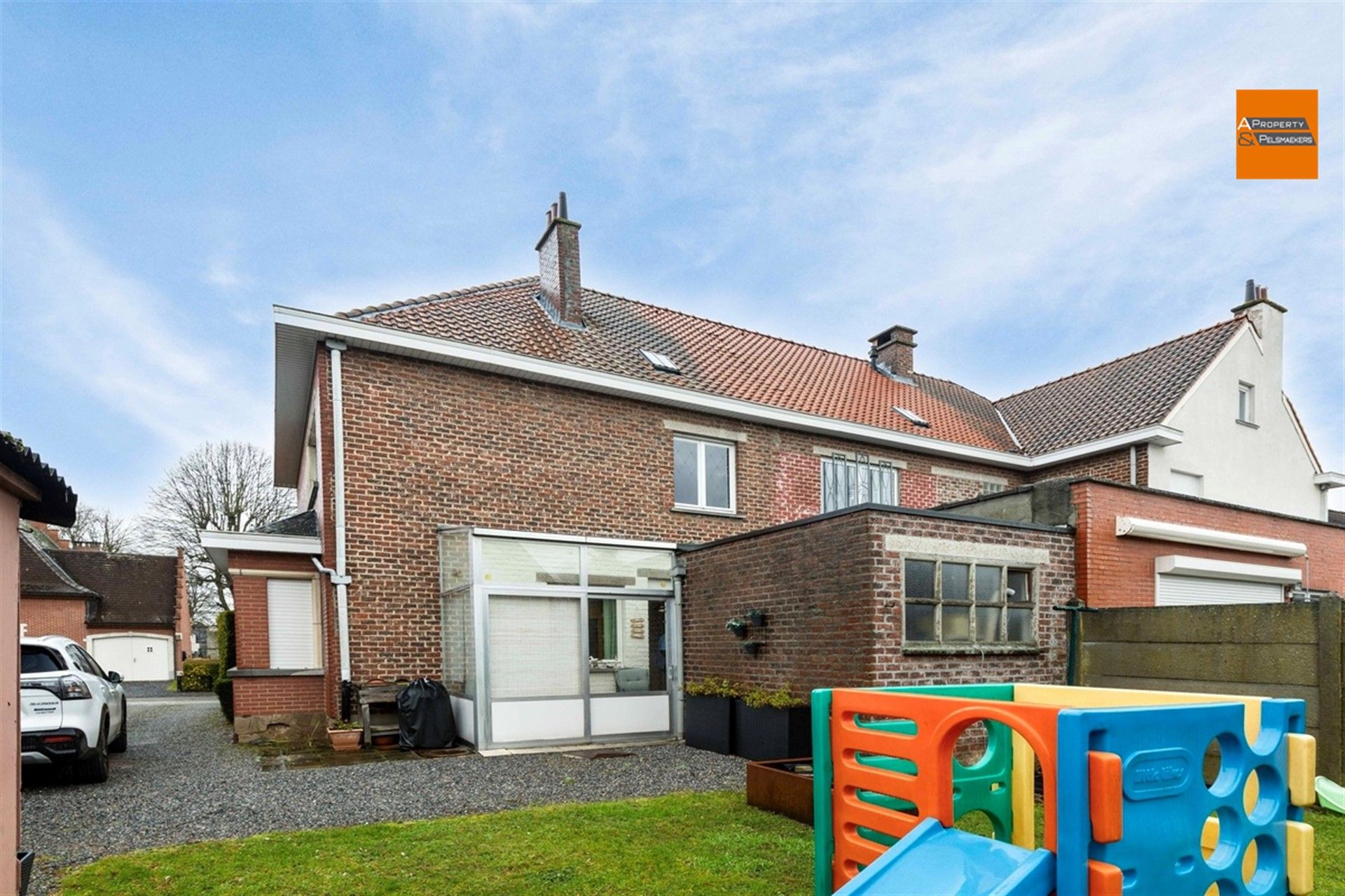 BOD AANVAARD Te renoveren woning met 3 slaapkamers, garage en tuin foto 22