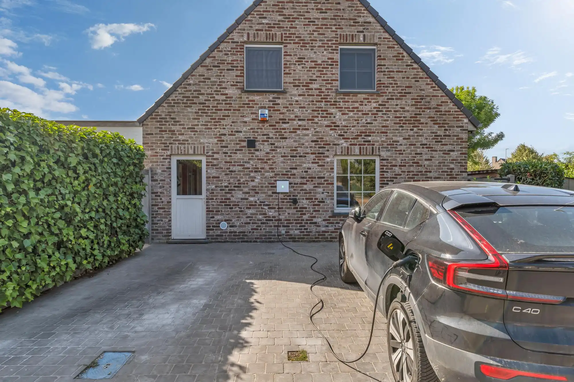 Woning met zwembad en zonnepanelen op toplocatie foto 34
