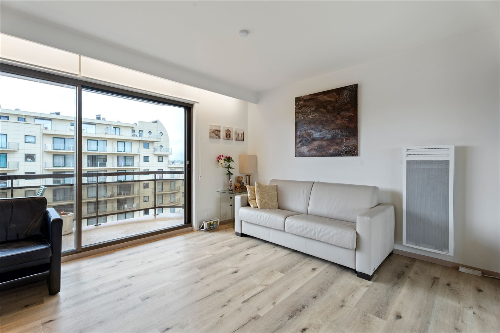 Grote vernieuwde zuidgerichte studio met groot terras foto 3