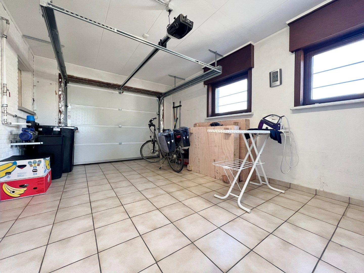 Gerenoveerde gelijkvloerse villa in rustige wijk met zonnige tuin en twee garages.  foto 17