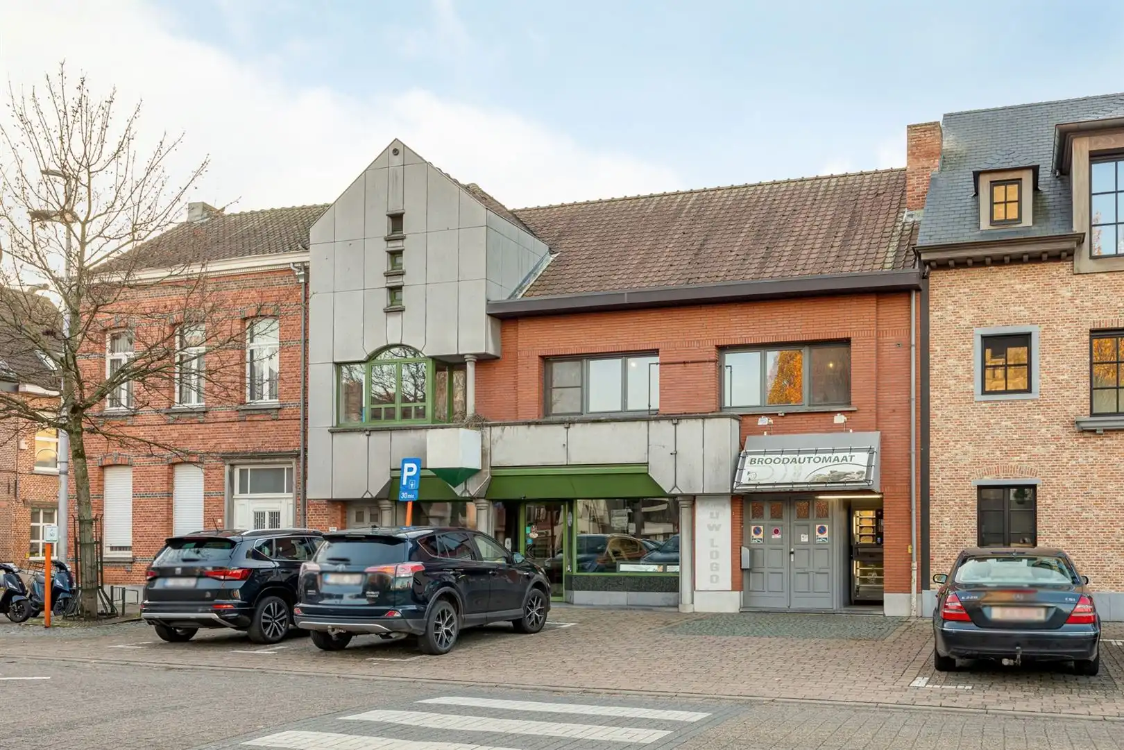 Hedendaagse commerciële ruimte met appartement foto {{pictureIndex}}