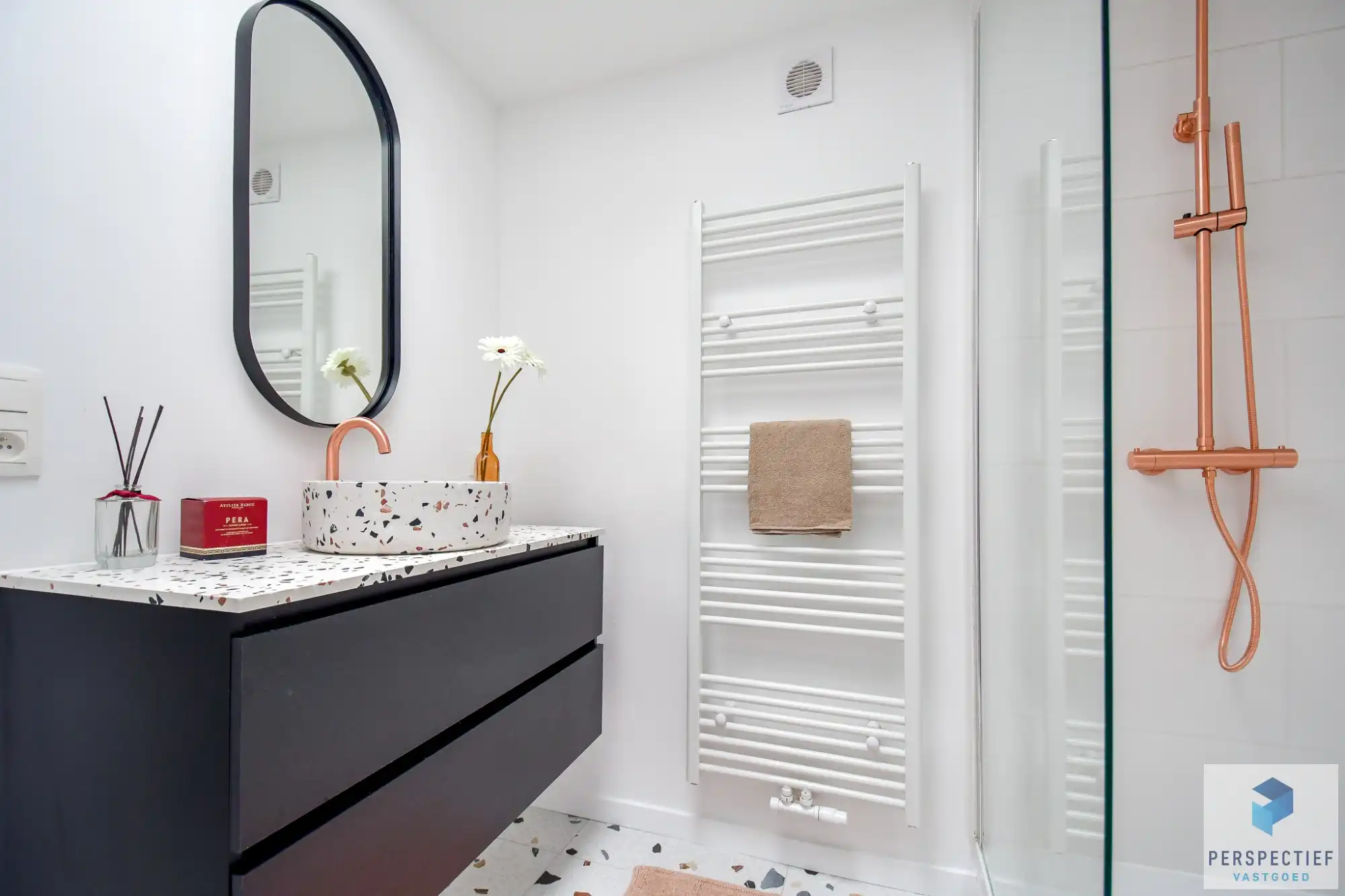 Vernieuwde woning met 3 slaapkamers en ZONGERICHTE tuin met uitweg en GROTE GARAGE foto 9