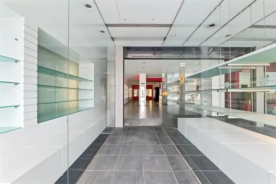 RUIME HANDELSRUIMTE TE HUUR OP DE GROTE MARKT IN SINT-TRUIDEN foto 5