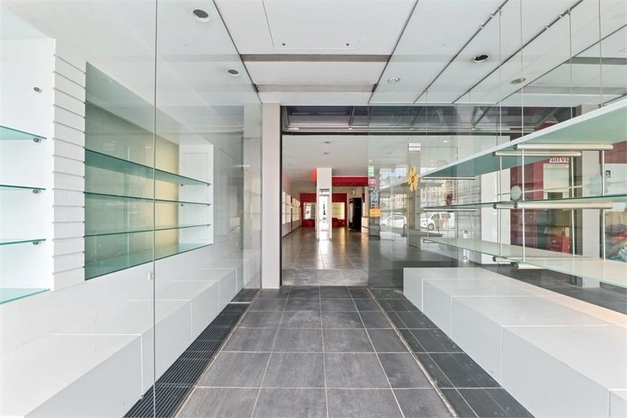 RUIME HANDELSRUIMTE TE HUUR OP DE GROTE MARKT IN SINT-TRUIDEN foto 5