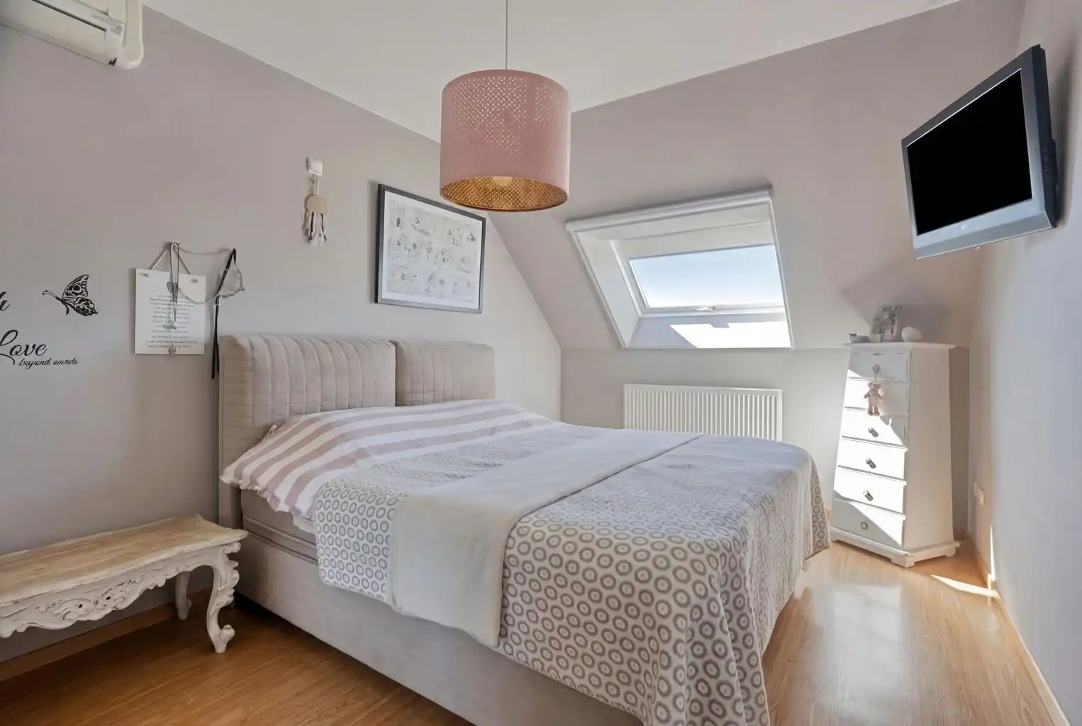 Prachtig duplexappartement met 3 slaapkamers, 2 terrassen en een inpandige garagebox, rustig gelegen op wandelafstand van het centrum van Maaseik. foto 12