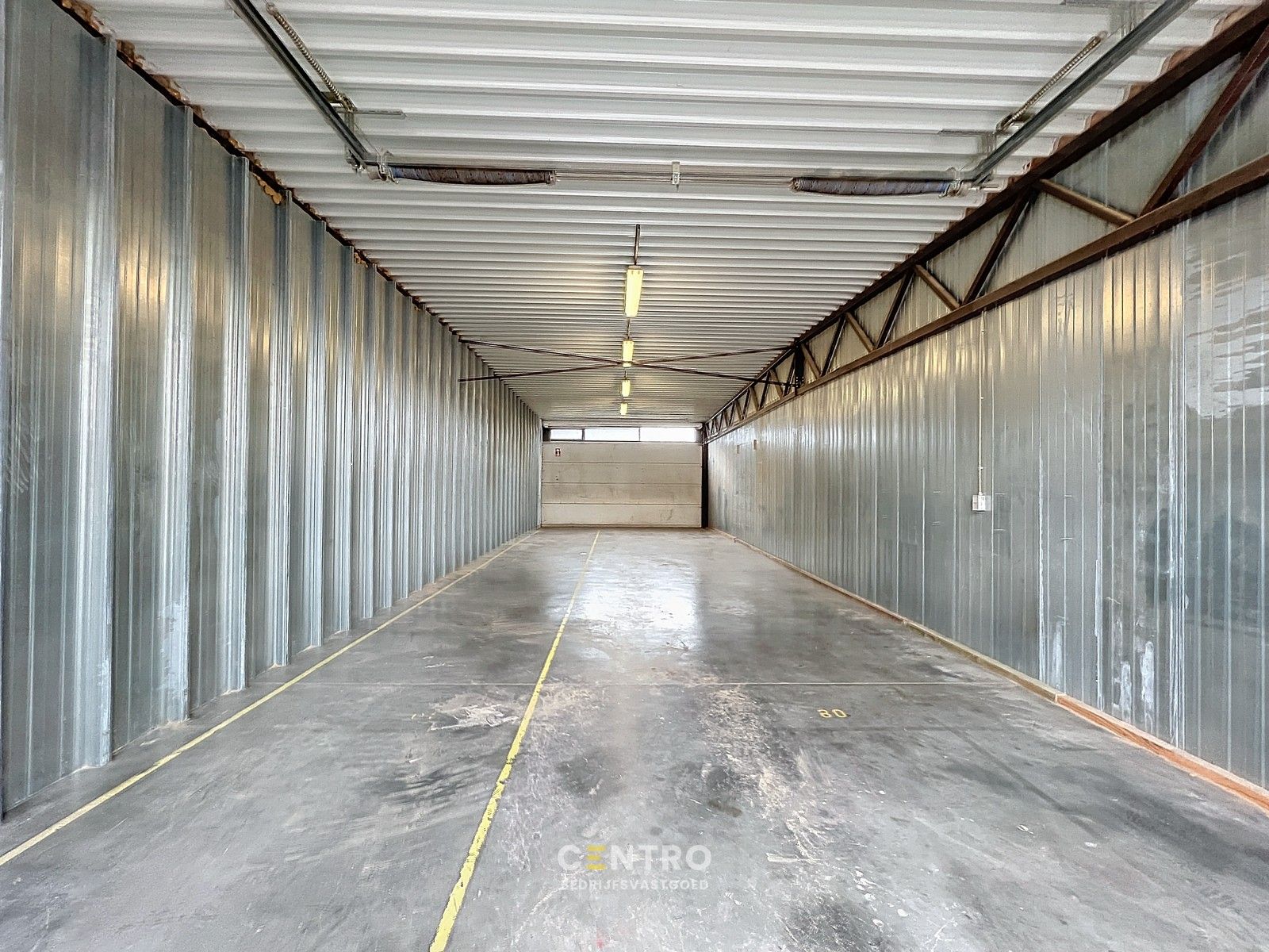 Goed gelegen LOODS (6 x 20m) met sectionaalpoort en geïntegreerde loopdeur. foto 3