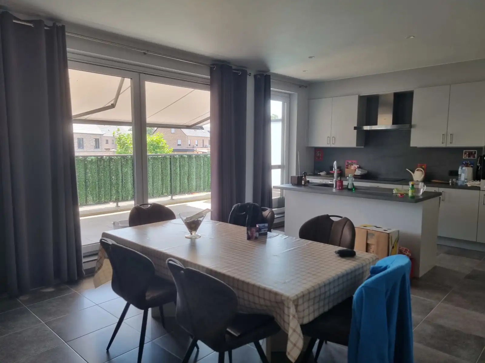 Ruim app met 2 slaapkamers, terras en 2 autostaanplaatsen foto 5