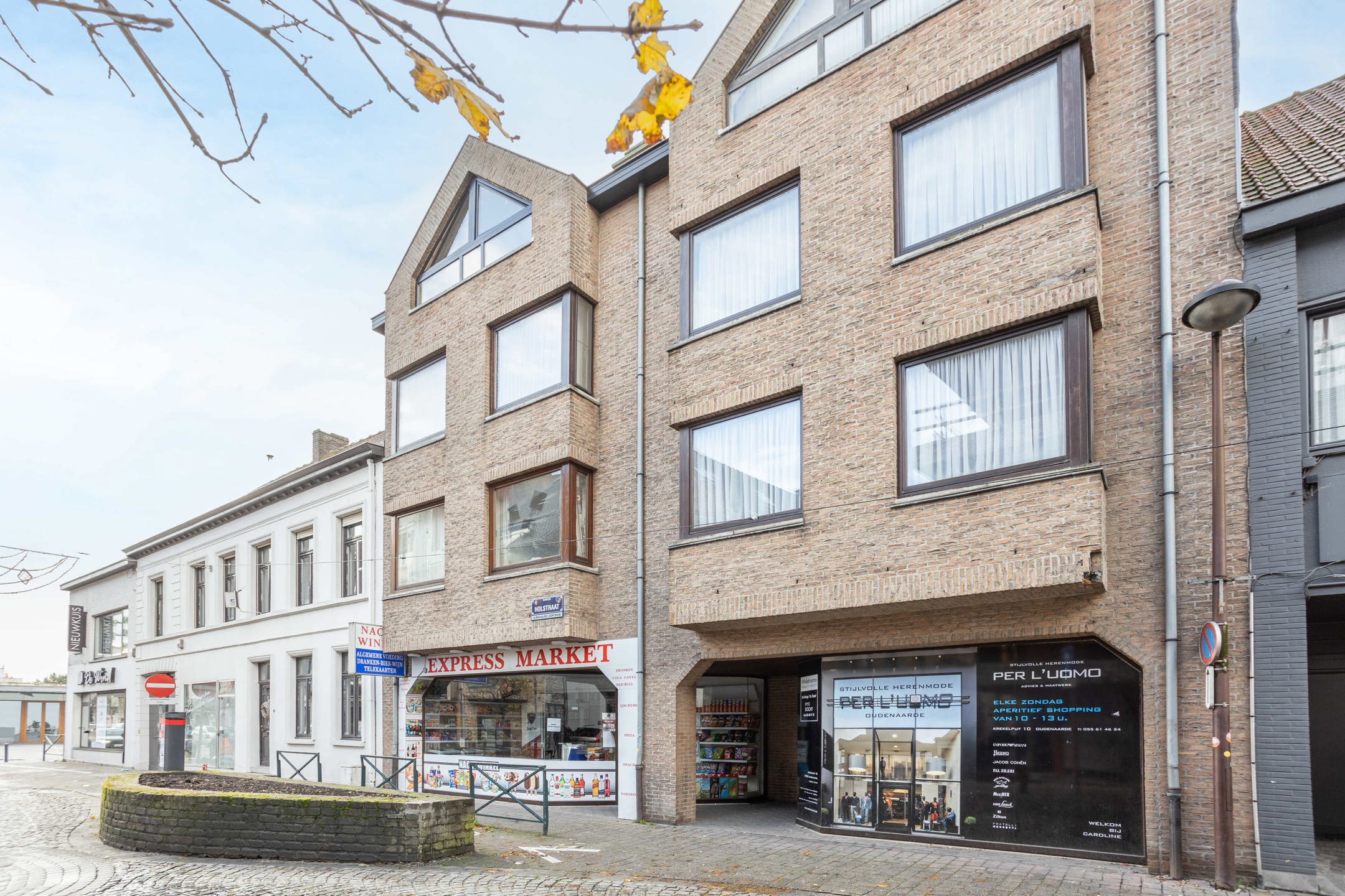 Lichtrijke studio te koop op gunstige locatie foto 1