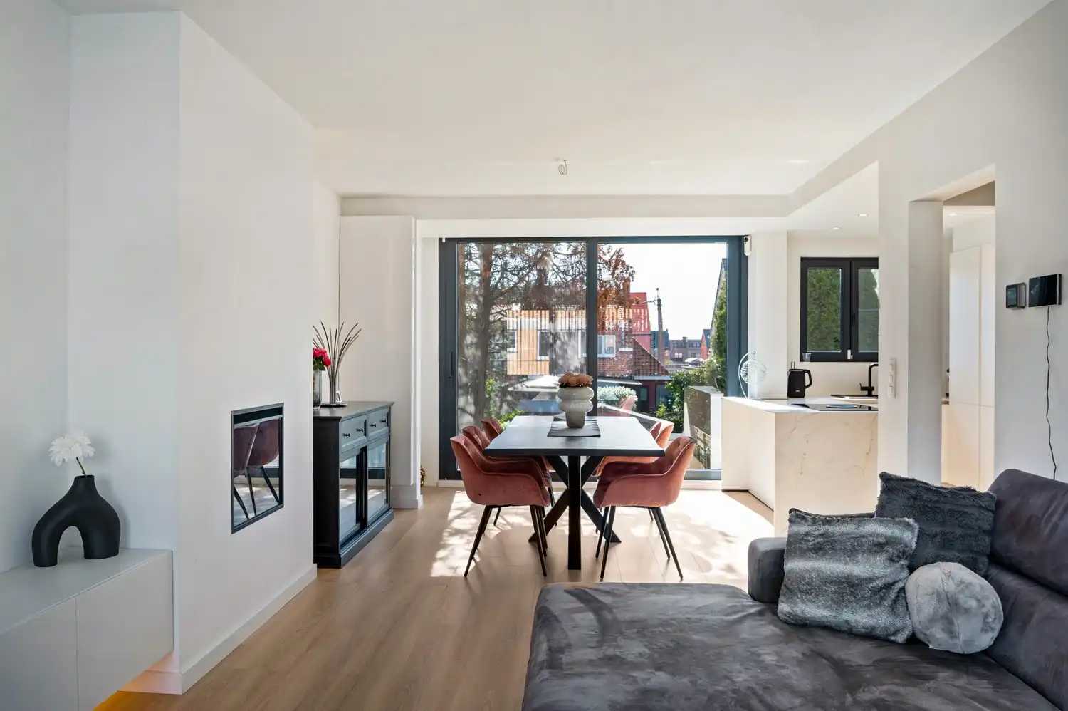 Recent gerenoveerde woning met 3 slaapkamers en zonnige tuin in Hoevenen foto {{pictureIndex}}