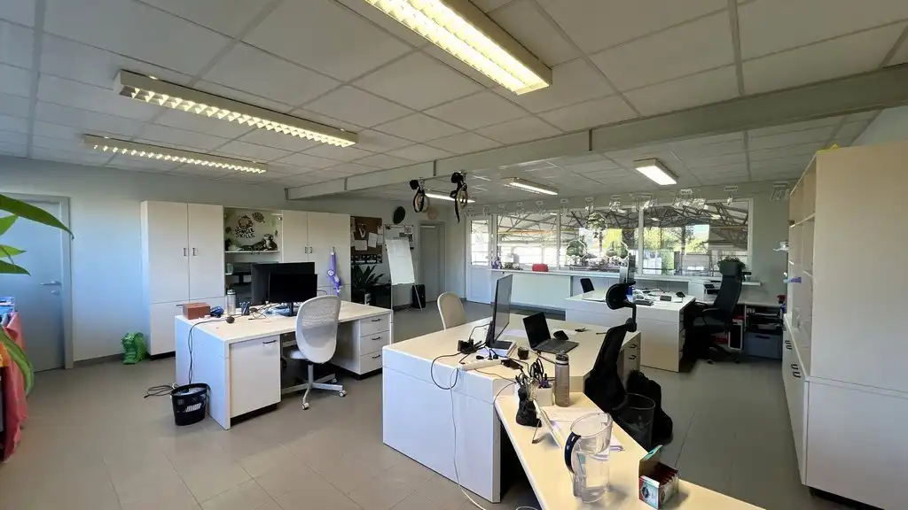 Loods met laadkades en kantoor te huur nabij R4 in Melle foto 5