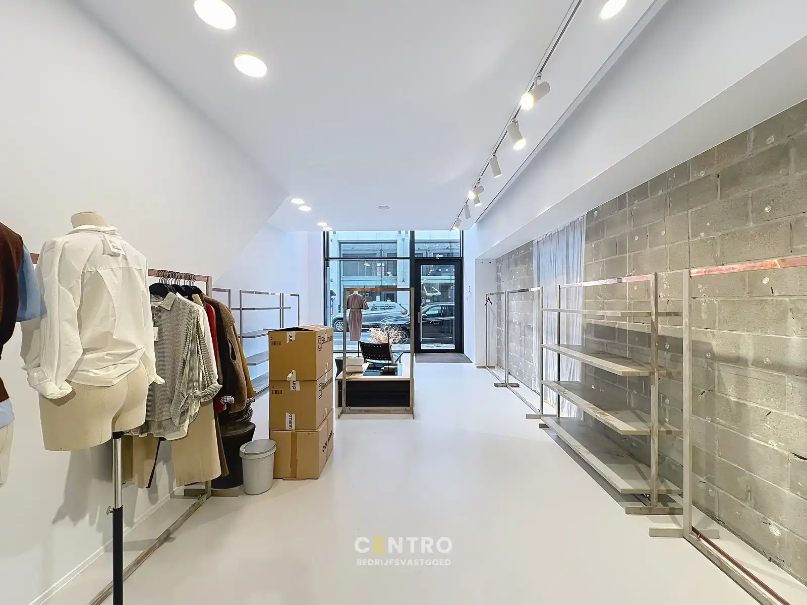 Moderne LICHTRIJKE handelsruimte TE HUUR in de stijlvolle Delaerestraat. foto 18