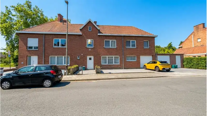 Comfortabele 3-slaapkamerwoning met GARAGE te huur in Sint-Michiels Brugge foto {{pictureIndex}}