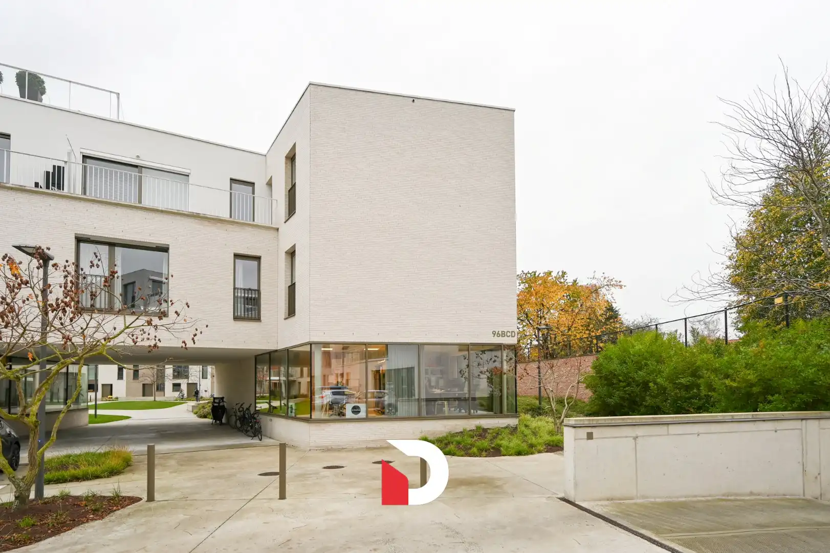 Recente kantoorruimte met 2 parkings op toplocatie te Sint-Michiels (Brugge) foto {{pictureIndex}}