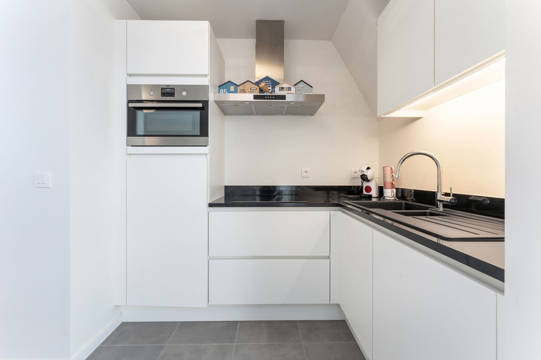 Recent appartement met autostaanplaats en berging foto 8