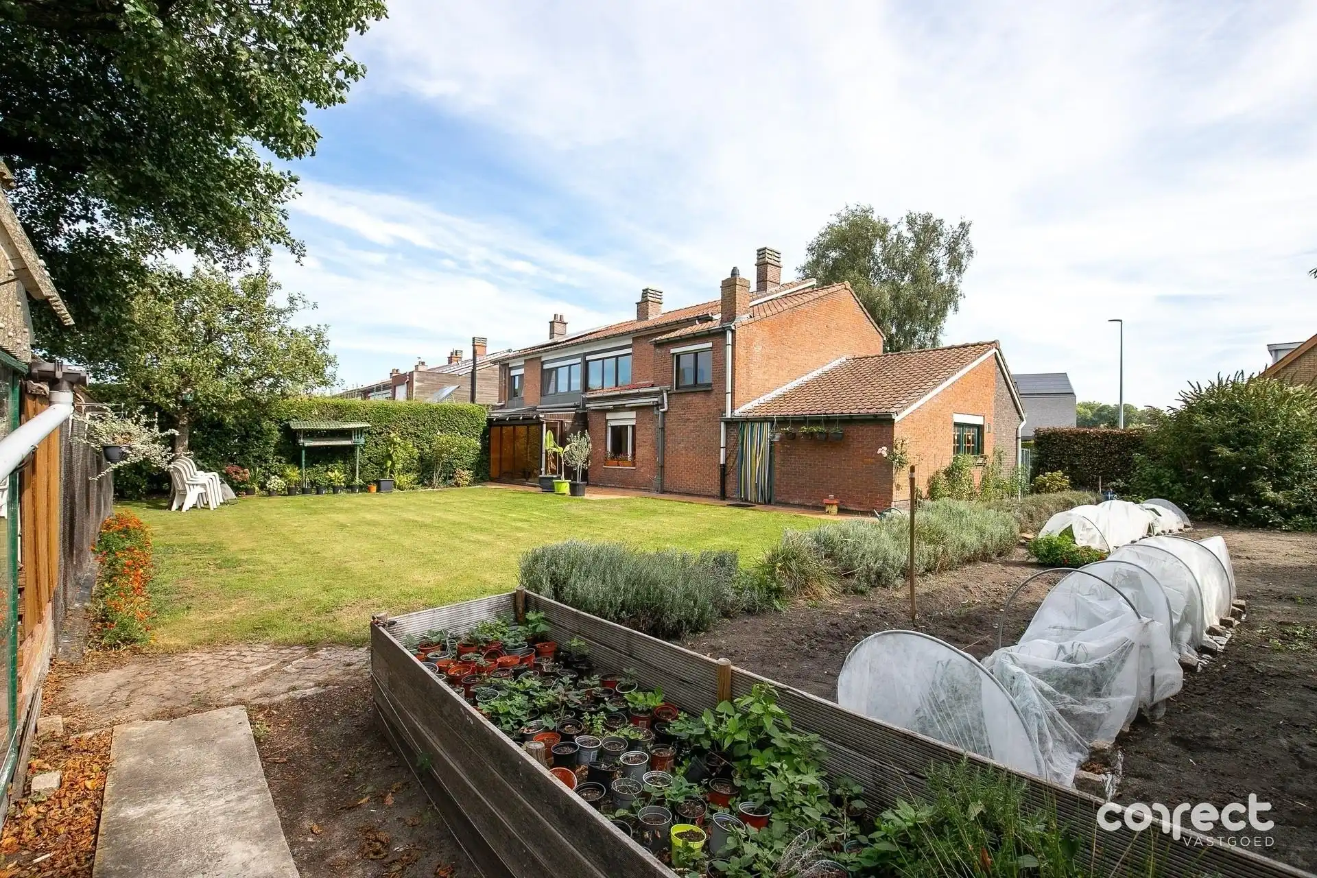 Op te frissen woning op ruim perceel van 857 m². foto 14