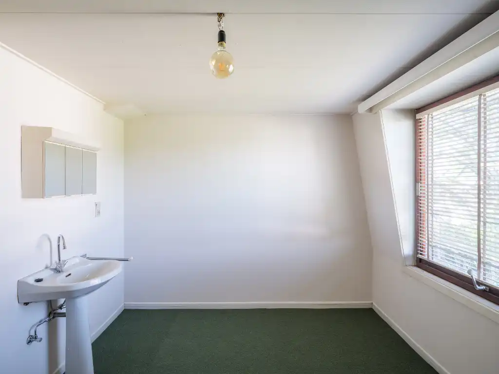 Mid-century modern villa met vier slaapkamers, verdeeld over drie niveaus, gelegen op een groen perceel in Lievegem. foto 15
