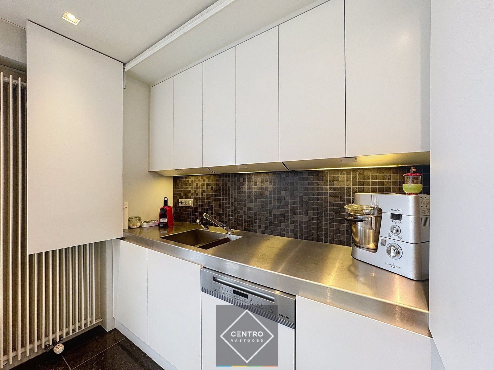 Prachtig BEDRIJFSPAND, bestaande uit MAGAZIJN (576m2 + tussenverdieping), BURELEN en instapklare, alleenstaande WONING. Op ambachtelijke zone te Aalter. foto 16