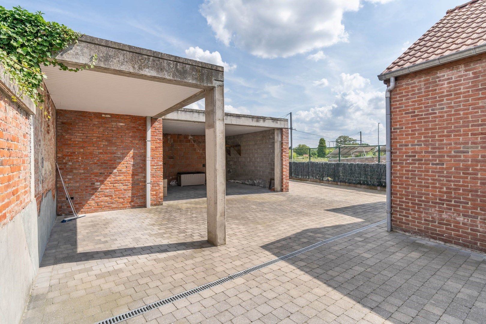 Tweewoonst bestaande uit twee appartementen met 3 carports vlakbij het centrum van Bilzen foto 12