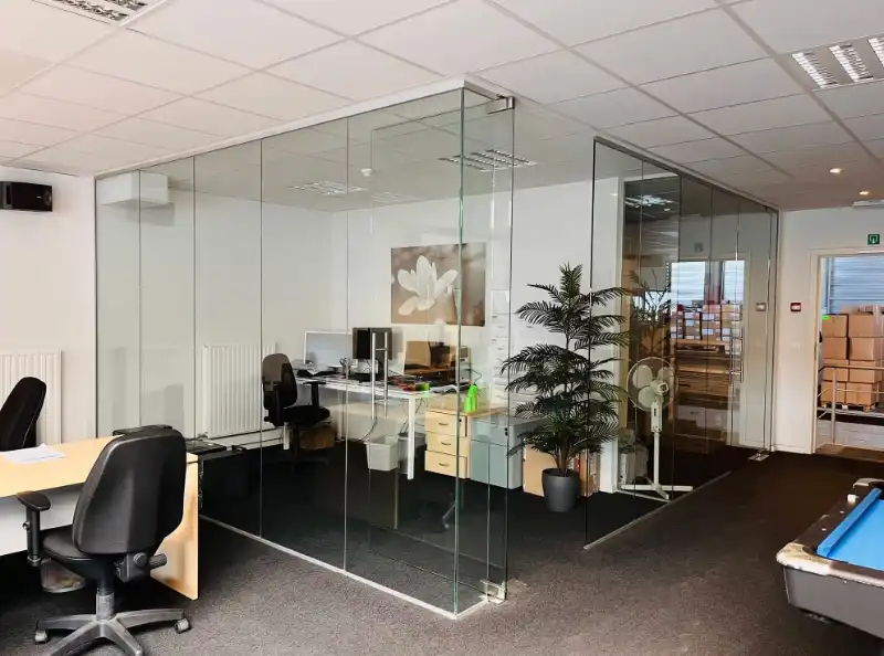 Magazijn met kantoor te huur foto 12