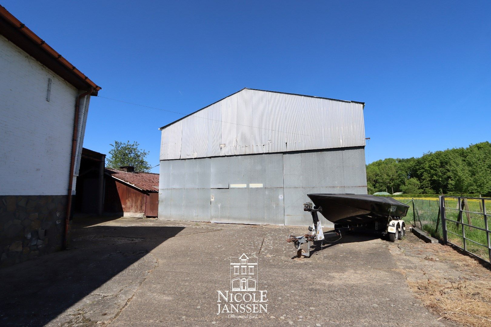 Woning met loods/stallen foto 10