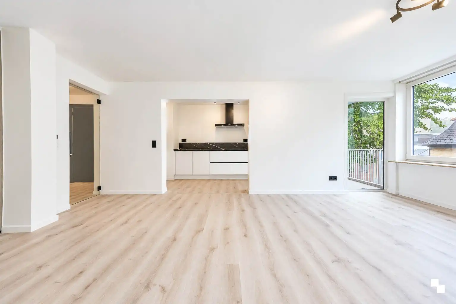 Gerenoveerd appartement met twee slaapkamers & airco in centrum Izegem foto 2