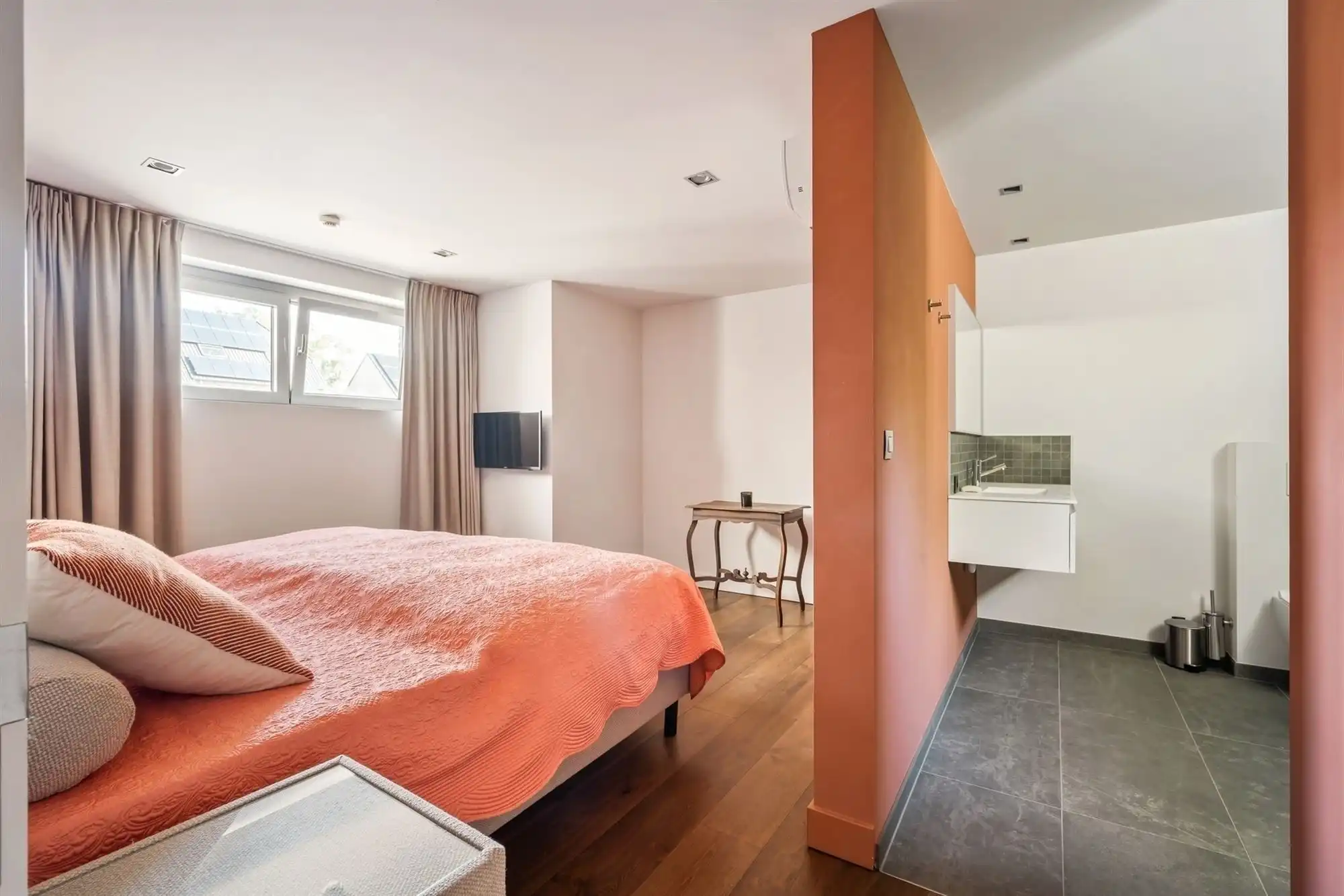 Knappe villa rond een glazen patio met gastenvleugel en 2 liften foto 24