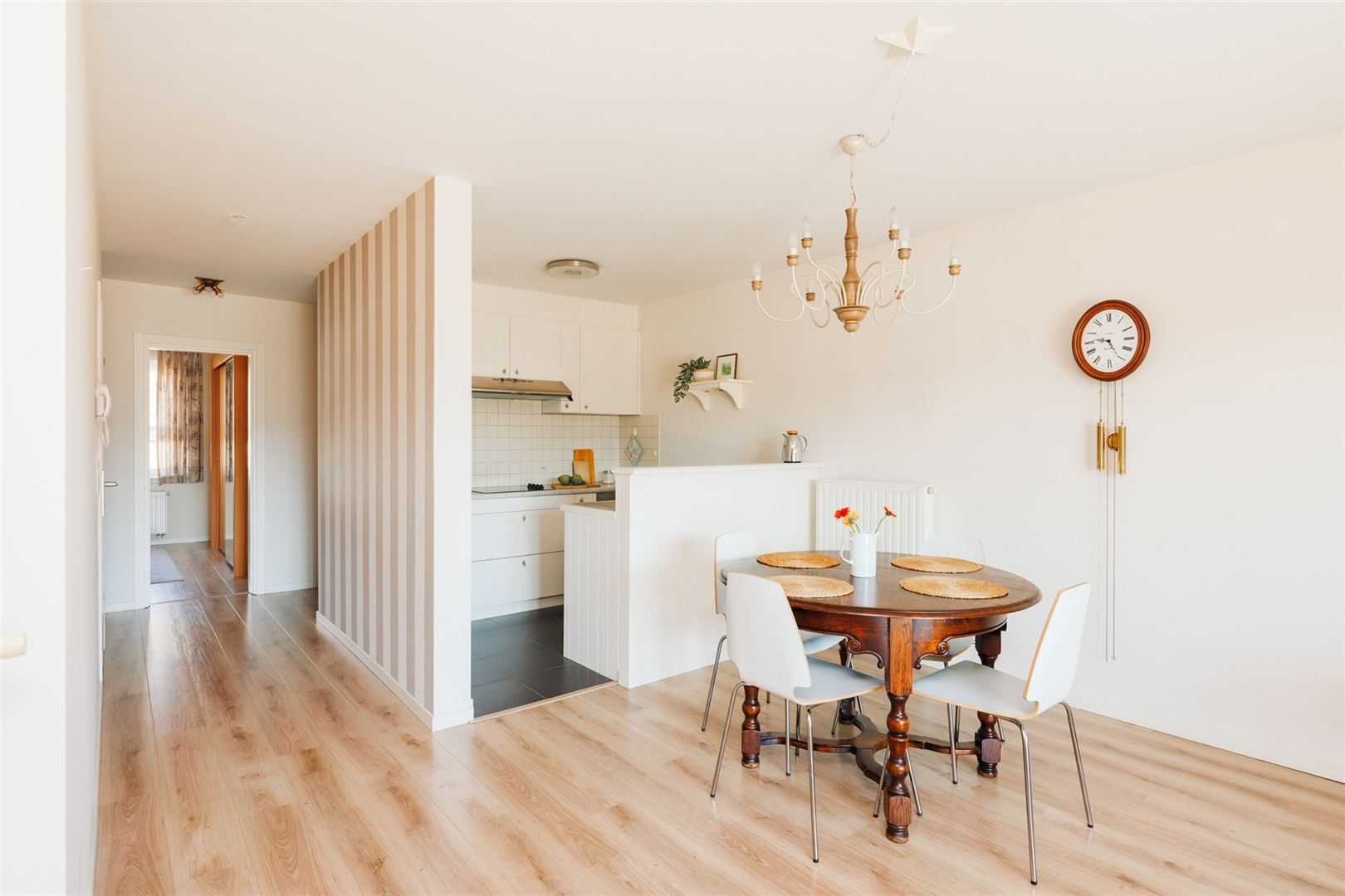 Instapklaar appartement met groot terras en autostaanplaats foto {{pictureIndex}}