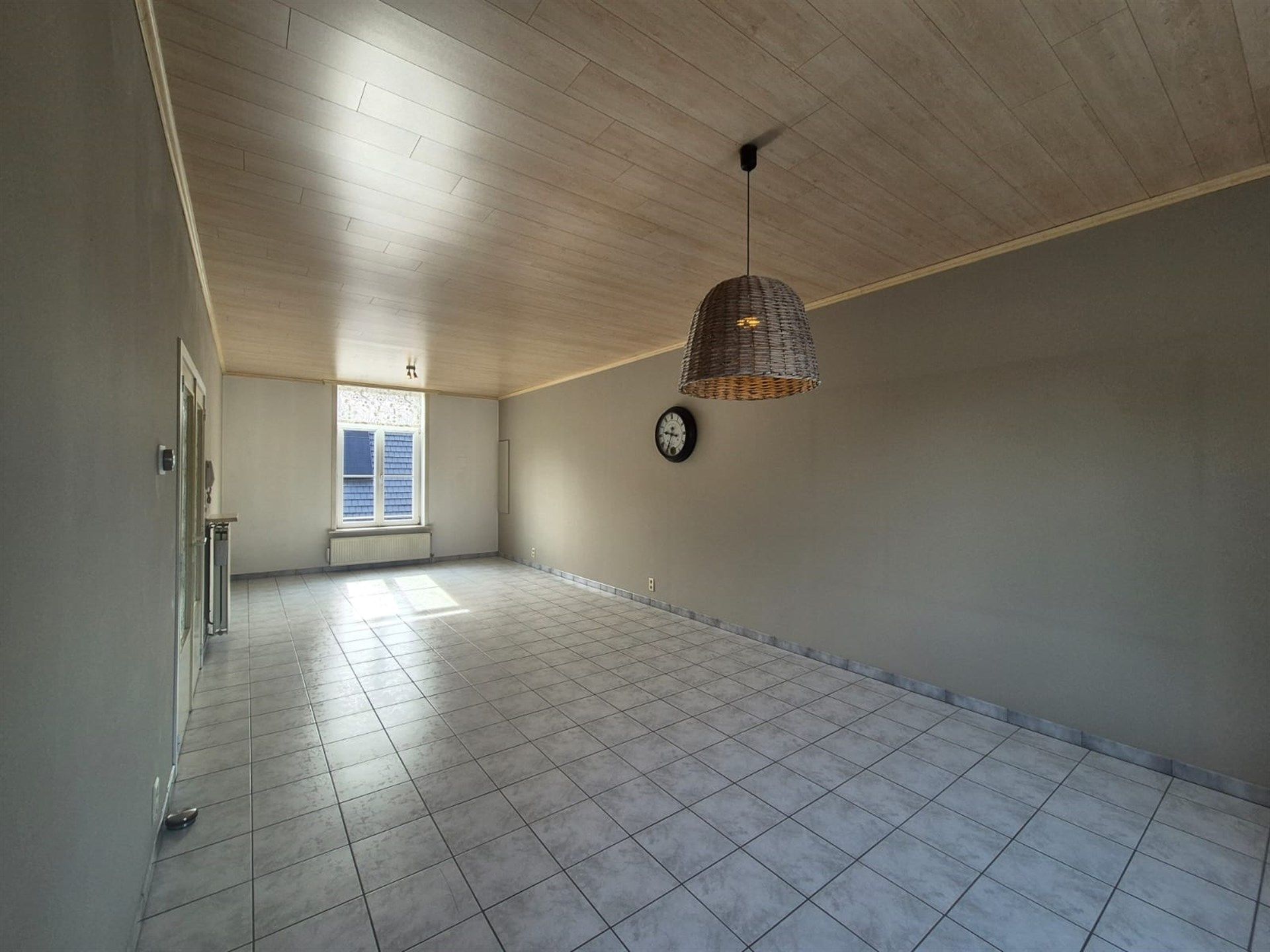 Zeer centraal en rustig gelegen, zeer ruim duplexappartement op de eerste verdieping met privéparking voor 2 wagens. foto 7