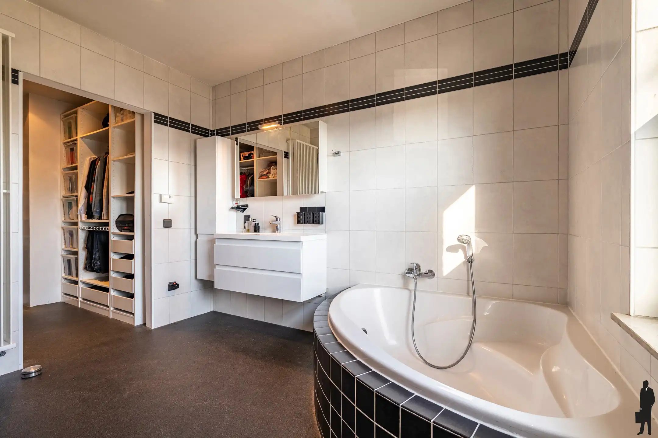 Hoogwaardig afgewerkte, ruime, recente woning met 5 slpk. foto 18