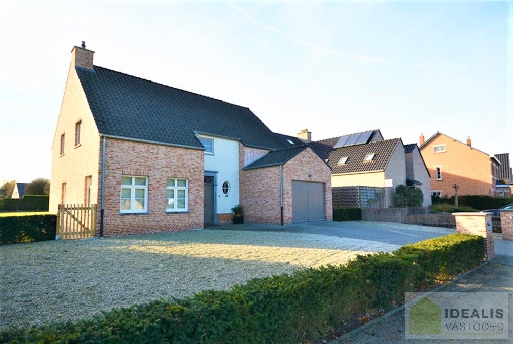 LUXUEUS AFGEWERKTE VILLA IN ZEER GOEDE STAAT! Deze ruime woning omvat o.a. een grote leefruimte, ruime keuken met bergplaats, wasplaats, 3 slaapkamers, ruime badkamer, inpandige garage en bergzolder! De villa is gelegen op een perceel met een opp. +/-13a dat volledig is aangelegd en omheind! Zeer geschikt voor kandidaten op zoek naar een rustig, doch centraal gelegen instapklare woning. foto 2