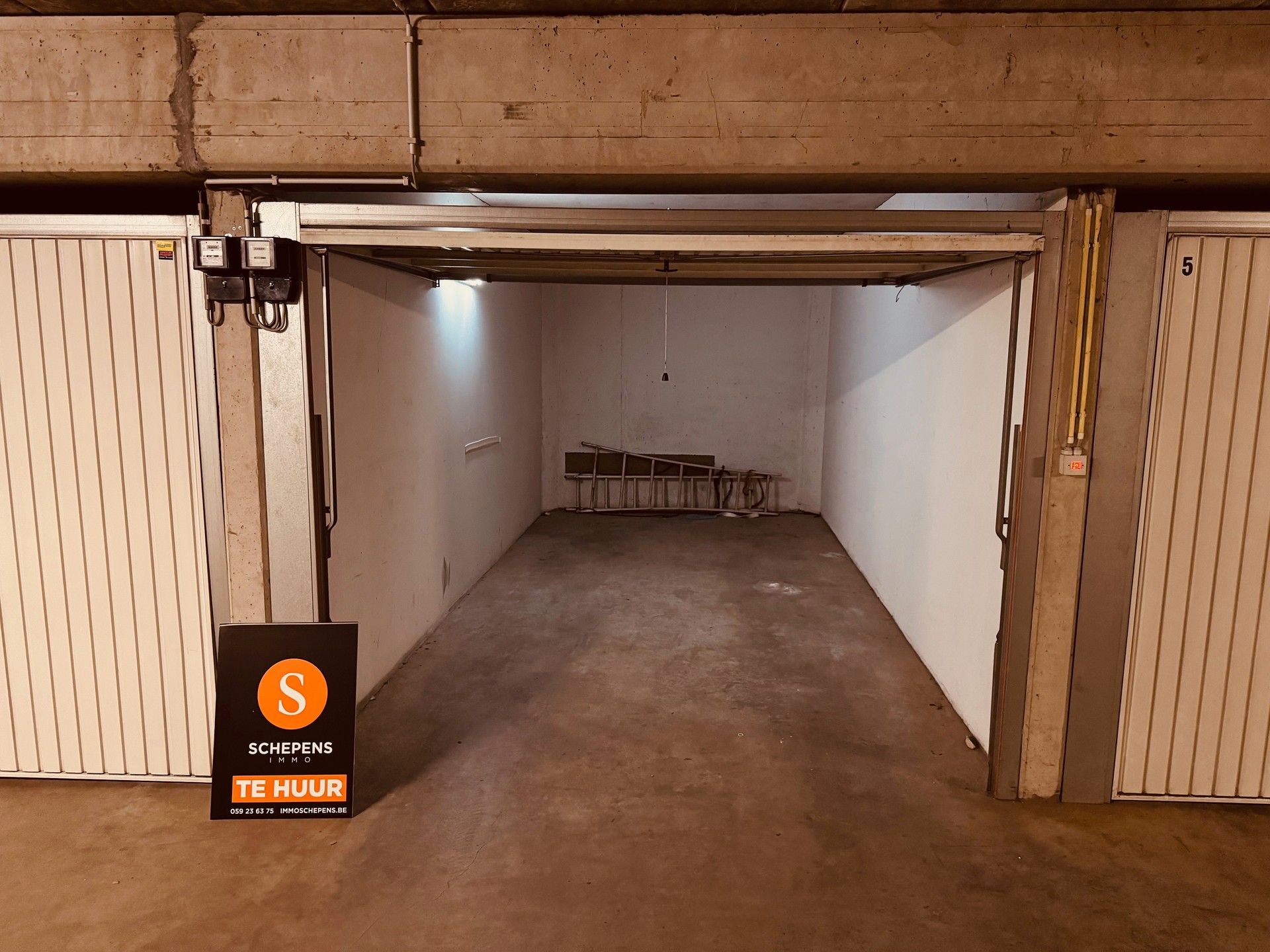 Verhuur garage onder het gemeentehuis van De Haan. foto {{pictureIndex}}