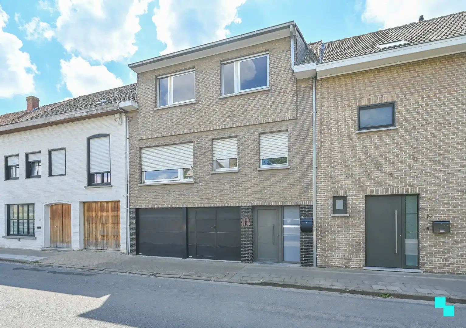Ruime eengezinswoning met dubbele inpandige garage in Beveren-Leie! foto {{pictureIndex}}