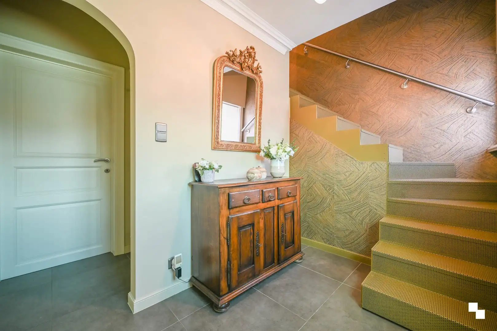 Charmante, goed onderhouden woning met werkplaats foto 3